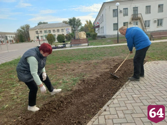 Саратовцы высадили тюльпаны у обелиска защитникам Родины