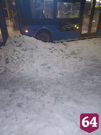 Жители Саратова не могут сесть в троллейбус из-за сугроба