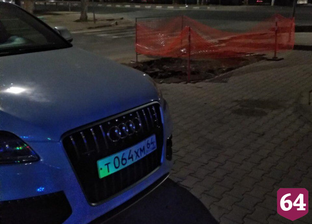 Коммунальщики разыскивают владельца мешающего устранить течь Audi
