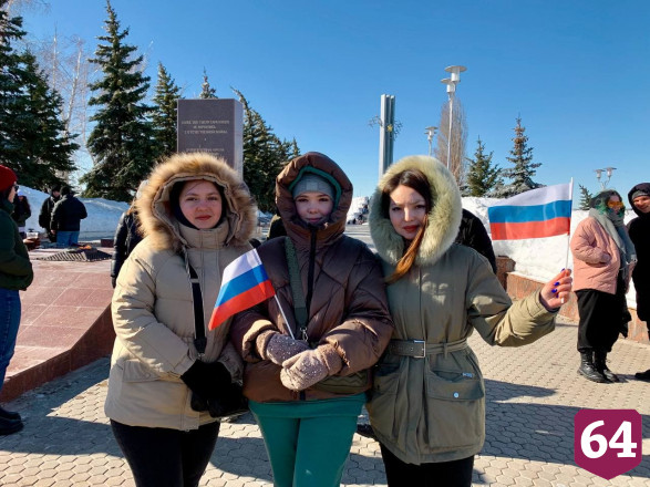 В Саратове студенты развернули 80-метровый флаг в поддержку президента