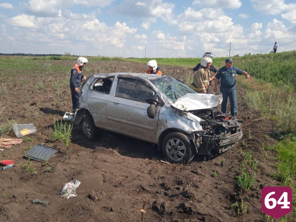 Под Саратовом автоледи опрокинула иномарку в кювет