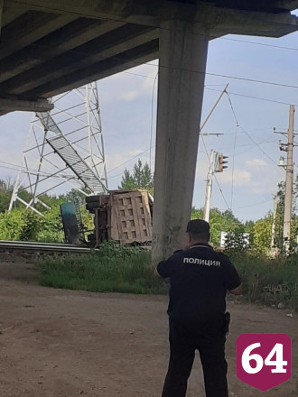 Под Энгельсом из-за падения грузовика на рельсы остановлены поезда