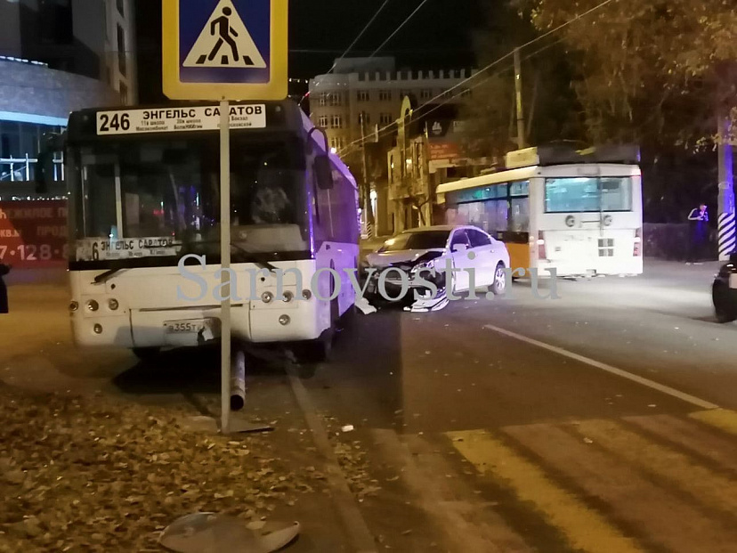 В аварии с пассажирским автобусом под Саратовом пострадали 3 человека