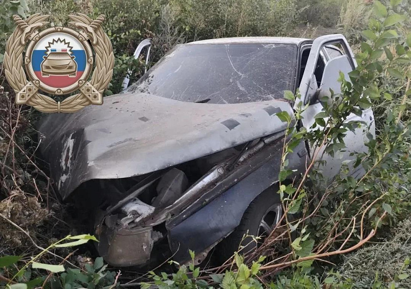 Под Энгельсом в съехавшей с дороги «Ладе» разбились двое мужчин