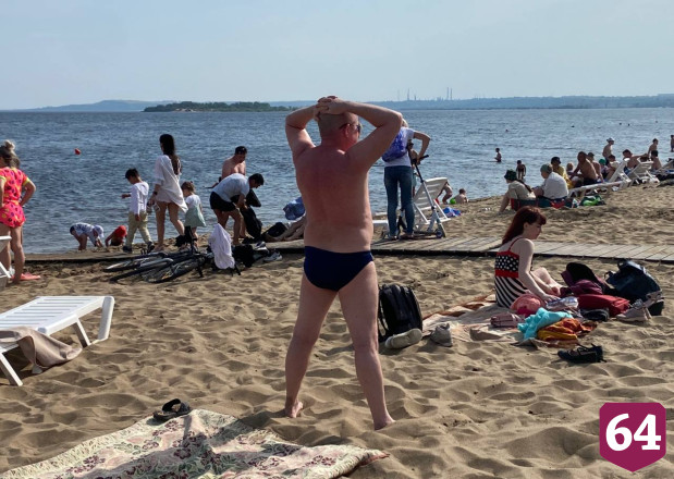 Туристов из Москвы шокировал полуголый курьер в Саратове