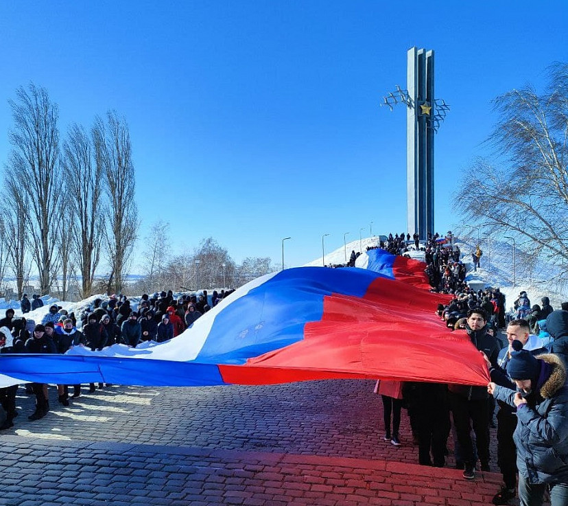 В Саратове студенты развернули 80-метровый флаг в поддержку президента