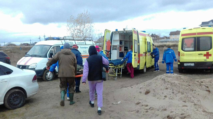 Спасатели извлекли из-под рухнувшего каркаса двух человек