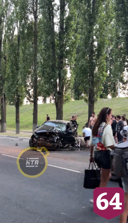 Водитель разбился в ДТП с деревом на набережной в Саратовской области