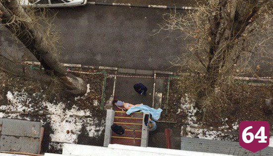 Выпавшая из окна девушка в белье оставила в подъезде куртку и зажигалку