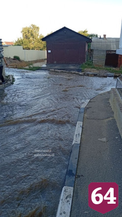 Дороги поселка в Саратове затопило из-за коммунальной аварии