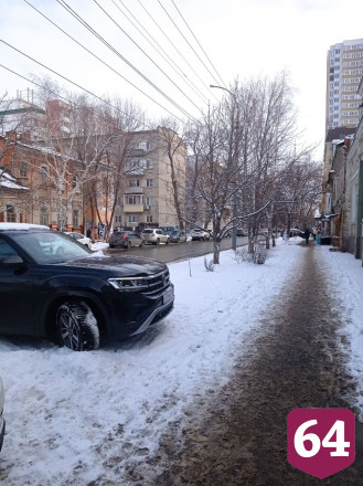 Автохам припарковал внедорожник на газоне в центре Саратова