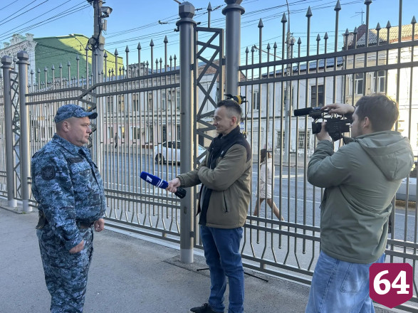 Саратовский пристав отремонтировал шесть машин для бойцов СВО