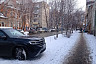 Автохам припарковал внедорожник на газоне в центре Саратова