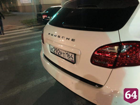 Автохам бросил «Порше» на пешеходном переходе у алкомаркета