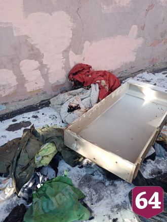 Жительница Саратова после пожара пожаловалась на пьющих соседей