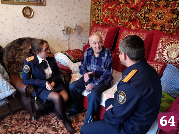 Саратовские следователи перед Новым годом навестили ветерана Анатолия Иночкина