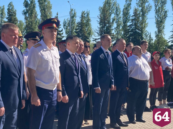 В Саратове в День России подняли Государственный флаг и исполнили гимн
