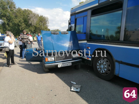 Под Саратовом в ДТП с автобусом погиб водитель легковушки