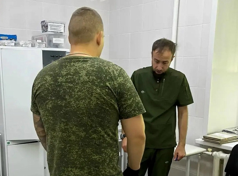 В Саратове врачи вернули молодому пациенту возможность ходить без костылей