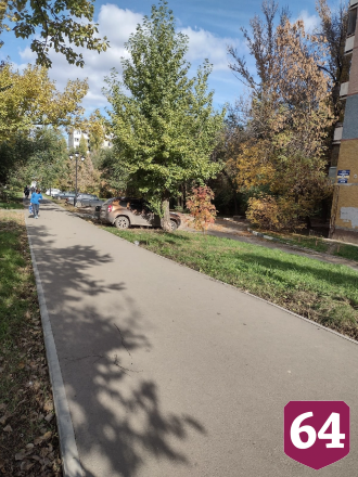 Автохамы бросают машины на газоне в Саратове