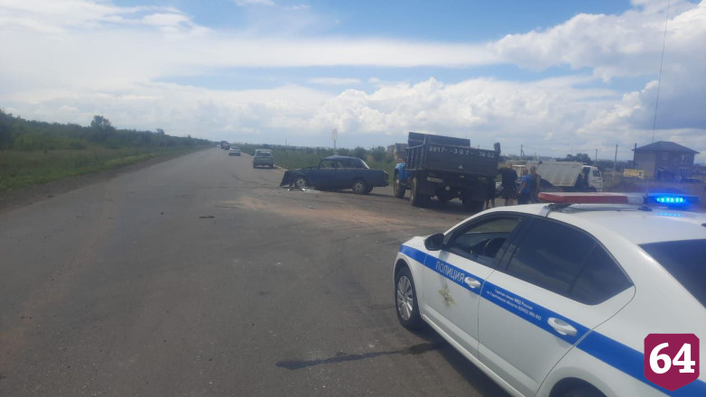 Три человека покалечились в аварии с грузовиком под Саратовом