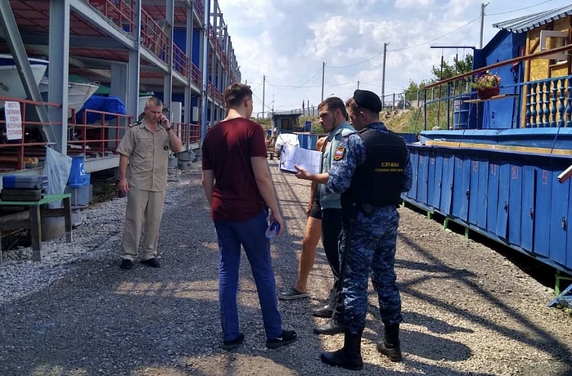 Приставы искали должников на лодочных базах 