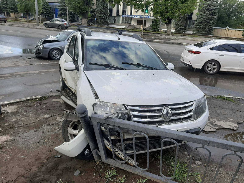 Водитель «Приоры» устроил ДТП с 2 пострадавшими на проспекте 50 лет Октября