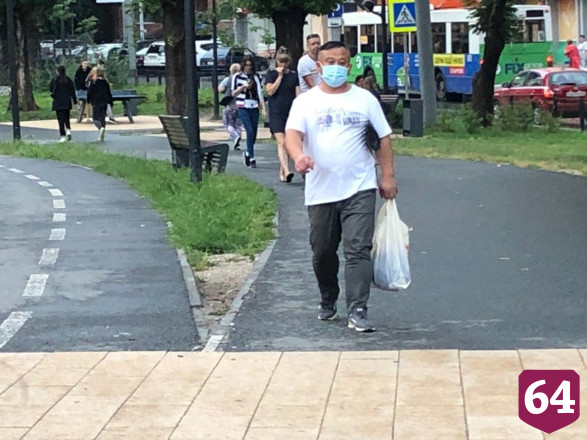 Жители Саратова после дождя вышли гулять без масок