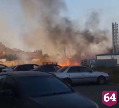 Росгвардеец не подпустил зевак к очагу крупного пожара