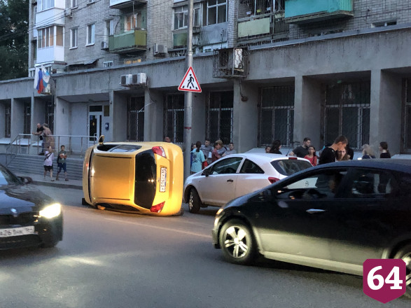 Автоледи опрокинула иномарку в центре Саратова