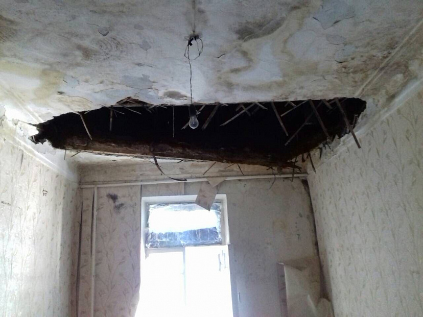 Жители Саратова предложили чиновникам пожить в квартире с рухнувшим потолком