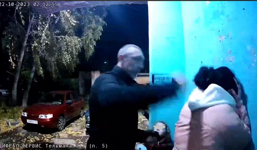 В Энгельсе мужчина на улице избил жену при маленькой дочери