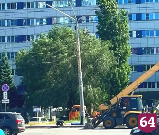 В Саратове демонтируют нелегальные стелы и заборы