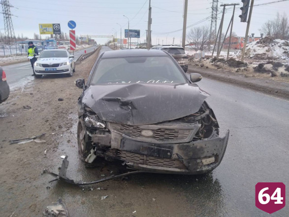 Водитель легковушки разбился в ДТП на выезде из Саратова 