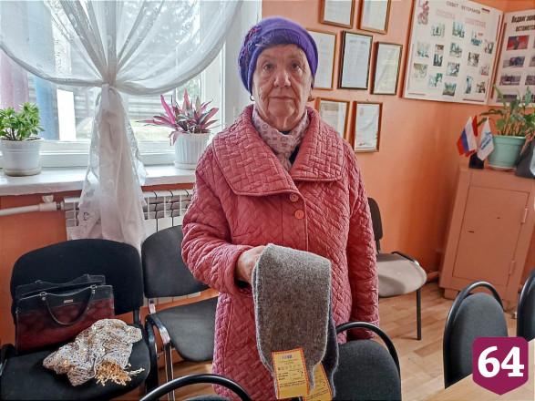 Саратовские рукодельницы вяжут носки для мобилизованных 