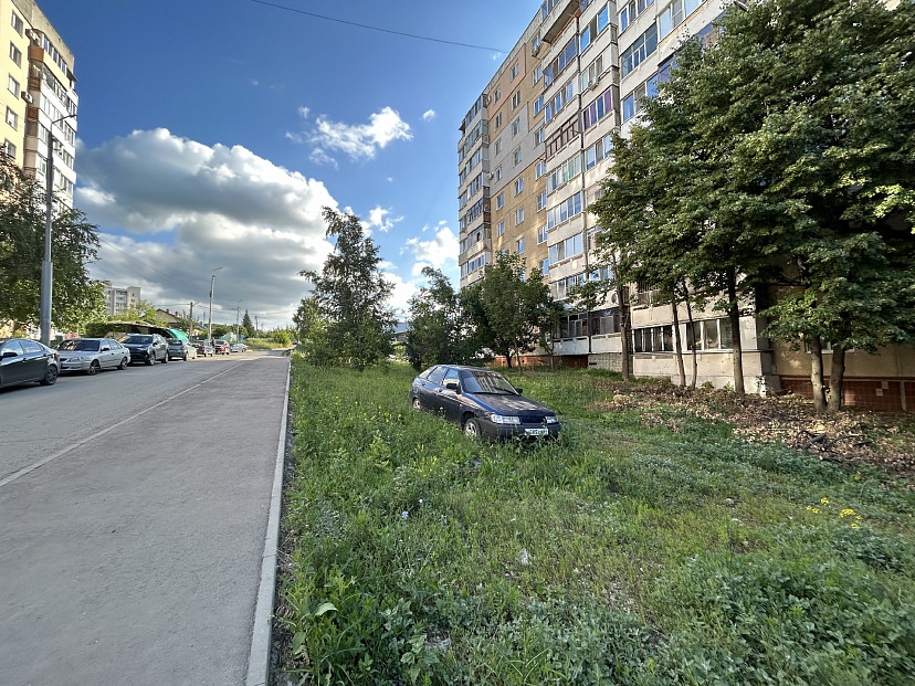 В Саратове автохам бросил машину в палисаднике