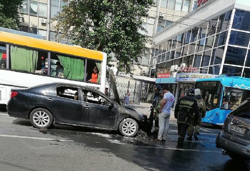 В Саратове на Московской сгорела иномарка 