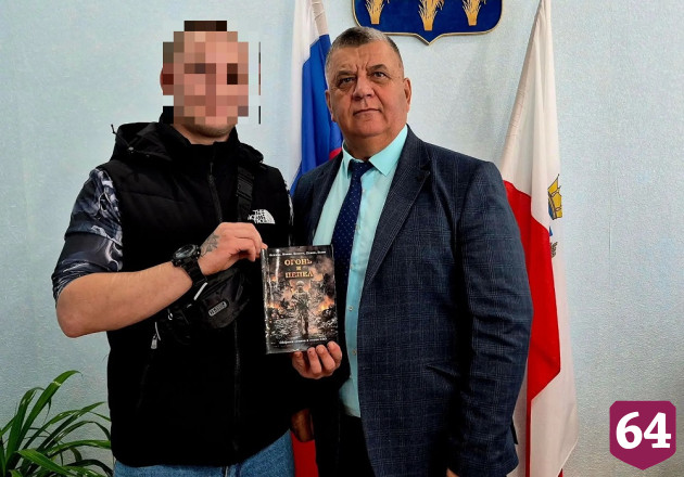 Боец спецоперации подарил музею сборник своих стихов и песен 