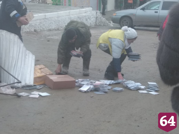 Неуправляемый мусоровоз на скользкой дороге смял 2 машины 