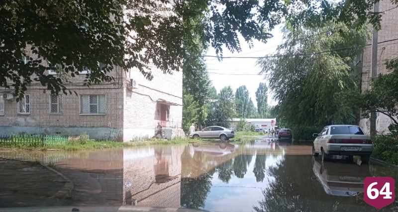 Саратовцы после проливного дождя готовят лодки