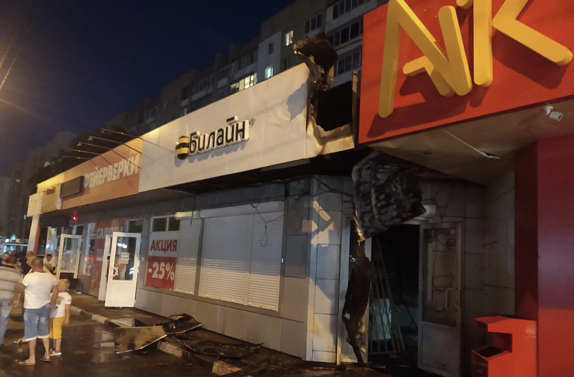 Пожарные тушили салон сотовой связи 