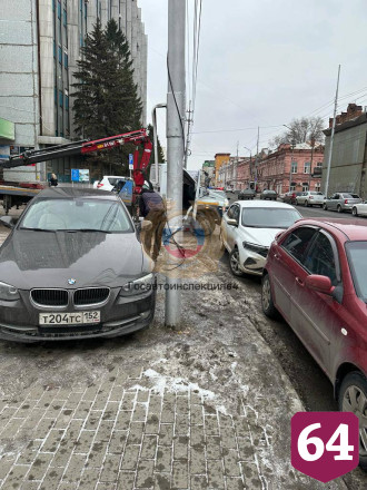 В центре Саратова инспекторы ГИБДД эвакуировали машины автохамов