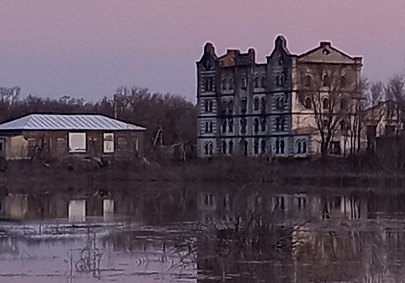 Саратовцев впечатлил разлив реки у старинной мельницы