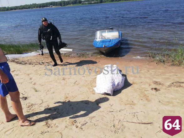 Водолазы вытащили из Волги тело мужчины в солнечных очках