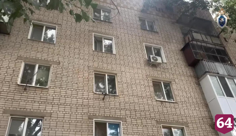 В Энгельсе ребенок выпал из окна четвертого этажа
