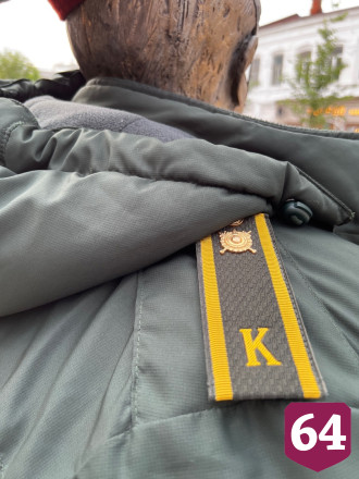 Курсанты одели памятник в центре Саратова
