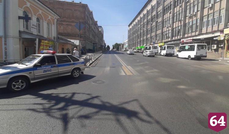 В центре Саратова автомобиль без водителя врезался в витрину аптеки 