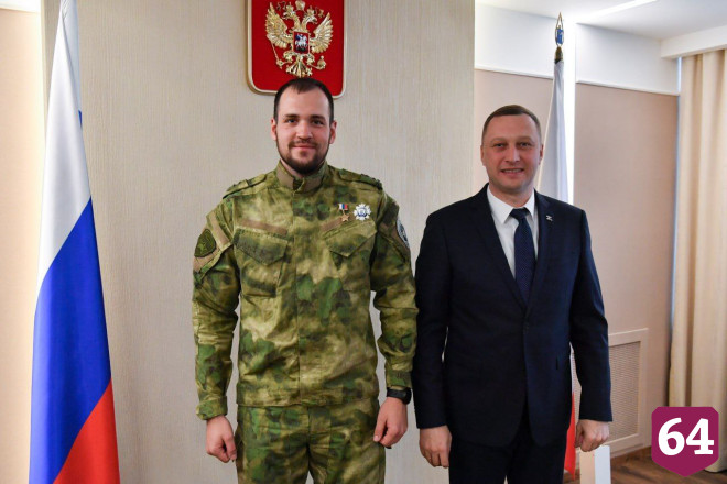 Саратовский разведчик пришел в отпуск и получил от губернатора награду