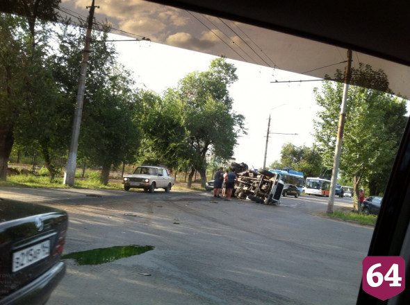 В ходе тройного ДТП ассенизаторская машина опрокинулась на бок 