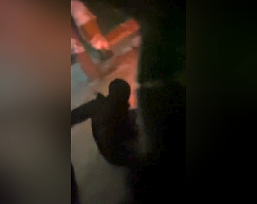 В Энгельсе пассажирка без оплаты поездки на ходу выпрыгнула из такси в снег